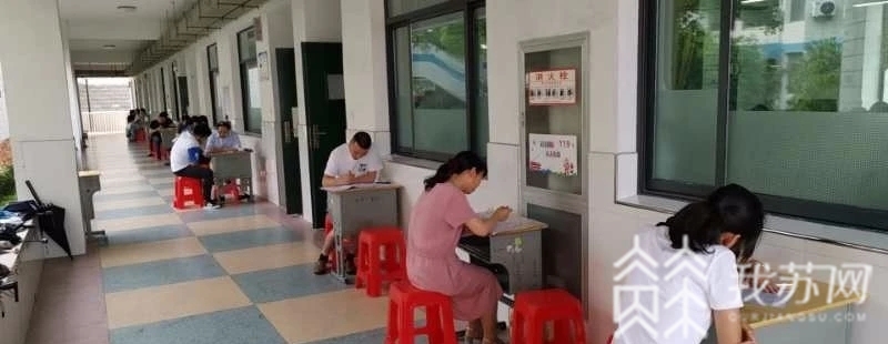 『中学老师』这所中学老师好暖心 最温暖的地摊!我在门外守候只为助你高飞