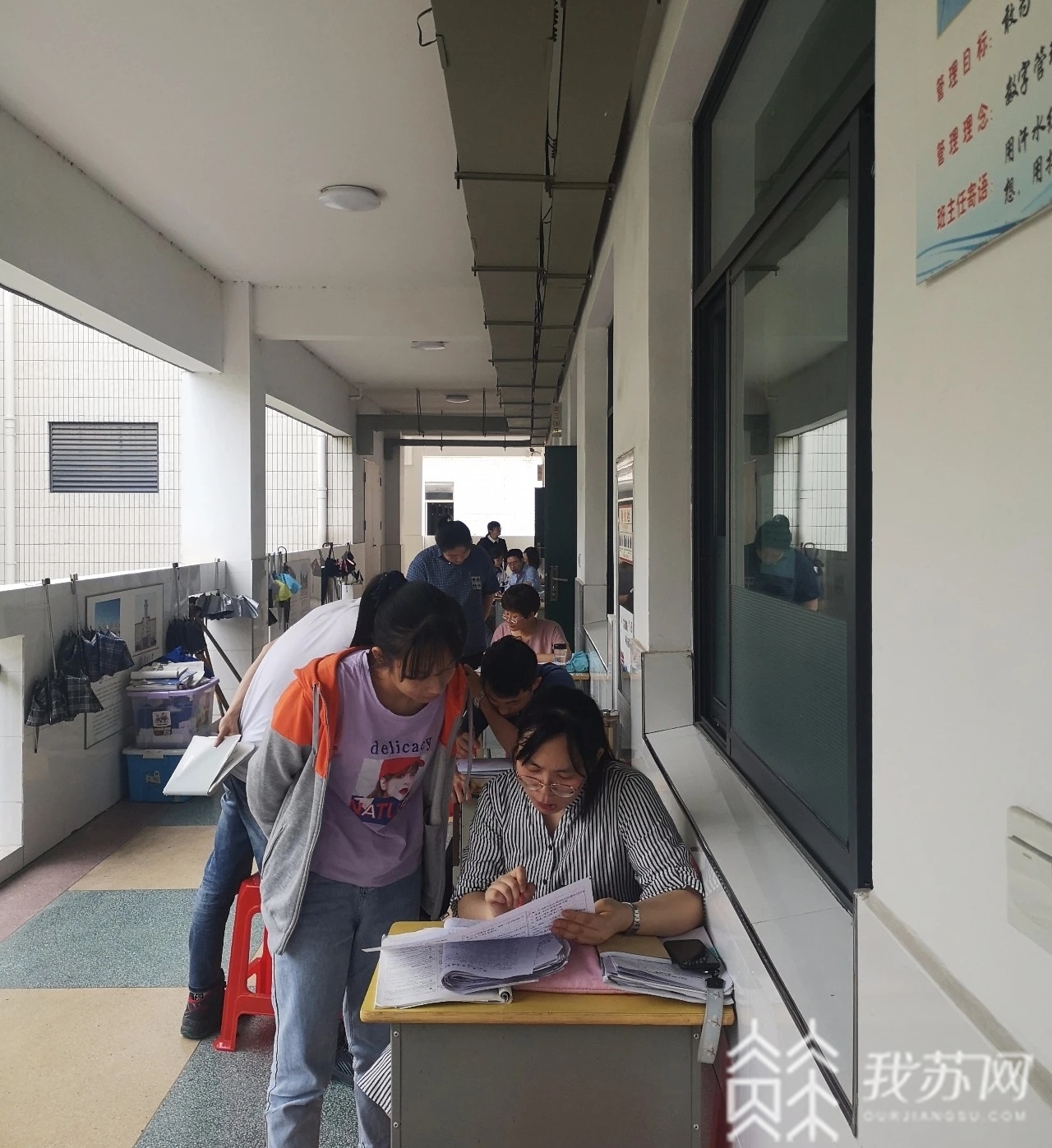 『中学老师』这所中学老师好暖心 最温暖的地摊!我在门外守候只为助你高飞