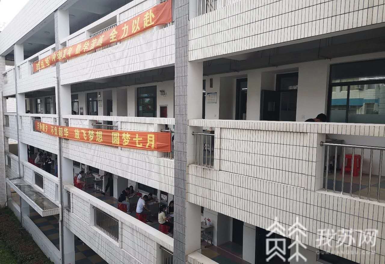 『中学老师』这所中学老师好暖心 最温暖的地摊!我在门外守候只为助你高飞