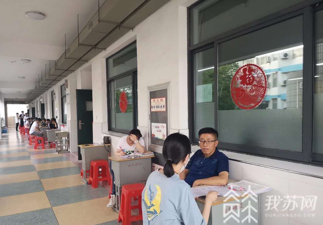 『中学老师』这所中学老师好暖心 最温暖的地摊!我在门外守候只为助你高飞