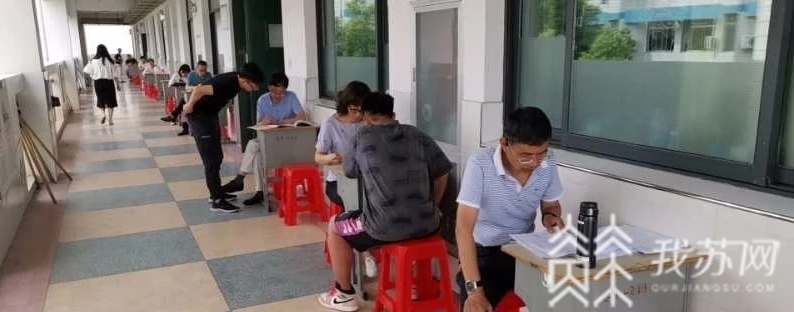 『中学老师』这所中学老师好暖心 最温暖的地摊!我在门外守候只为助你高飞