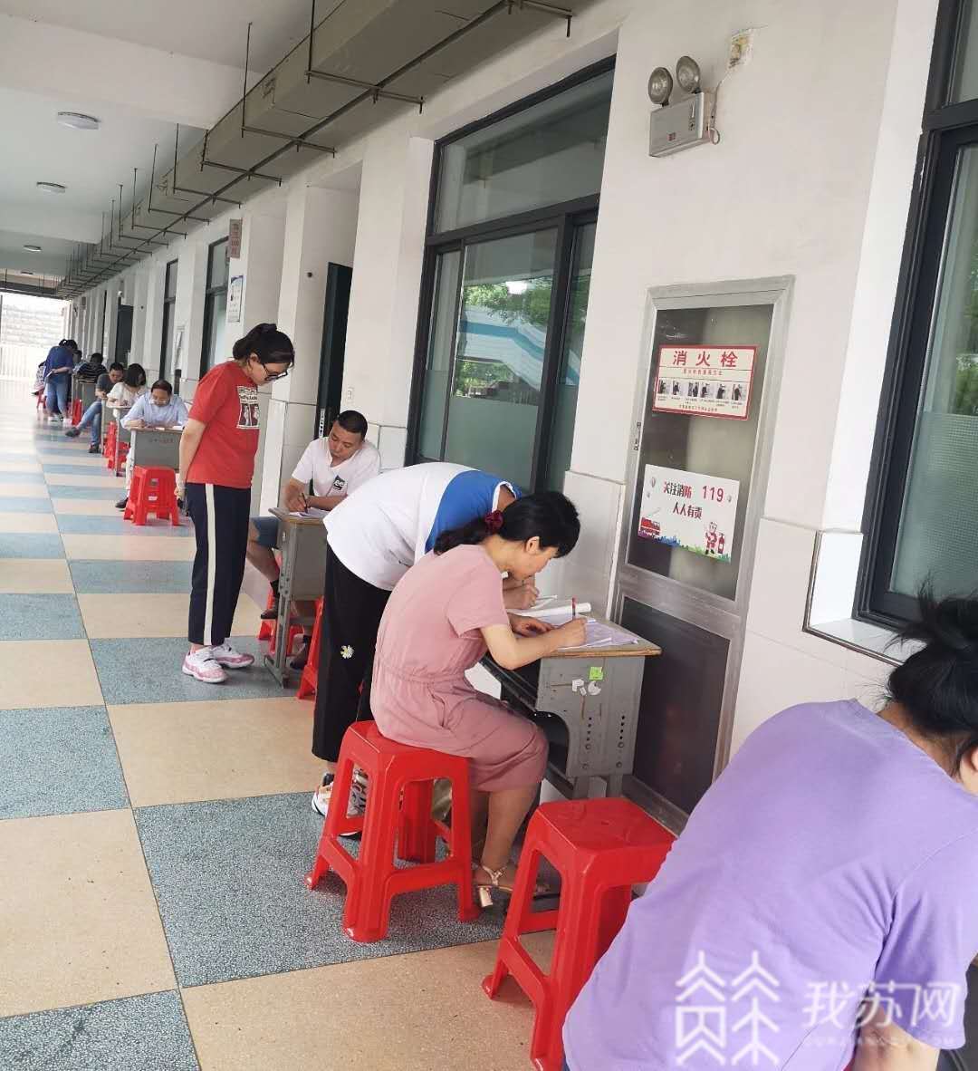 『中学老师』这所中学老师好暖心 最温暖的地摊!我在门外守候只为助你高飞