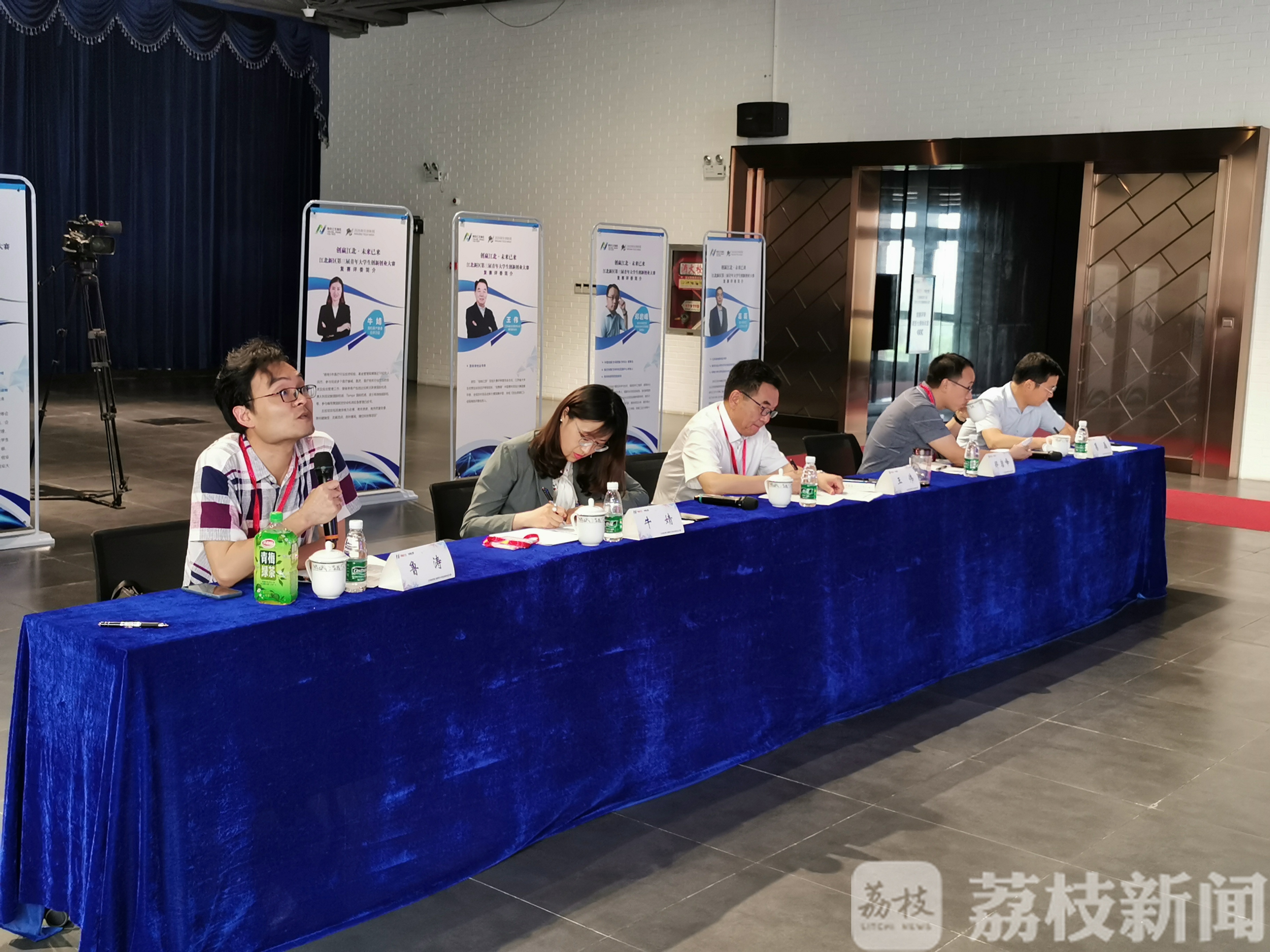 [江北]无人驾驶清洁船……南京江北大学生集结开启“最强大脑” 消杀机器人