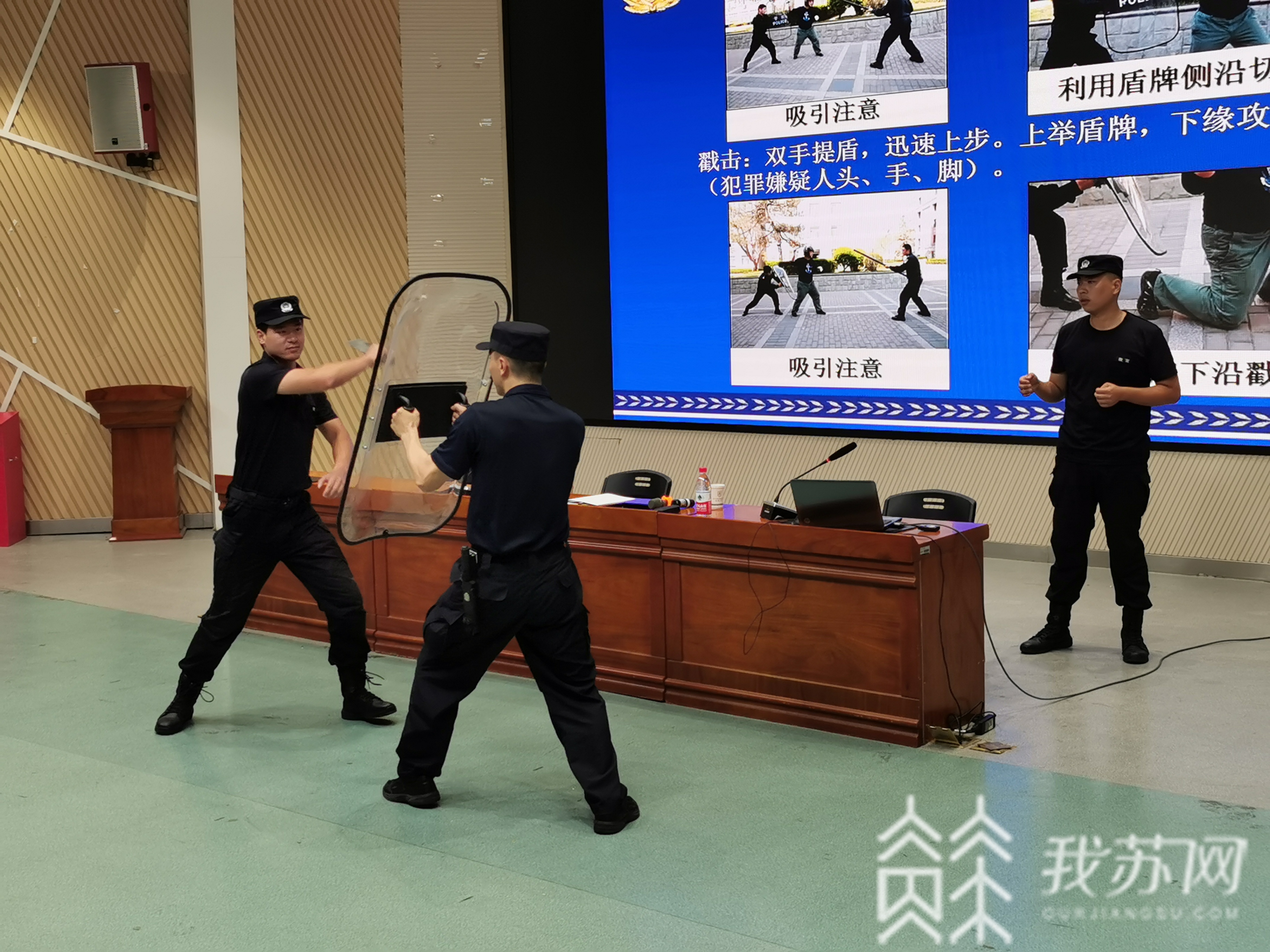 保安■盾牌警棍术制服歹徒……南京300名校园保安上演防暴实战