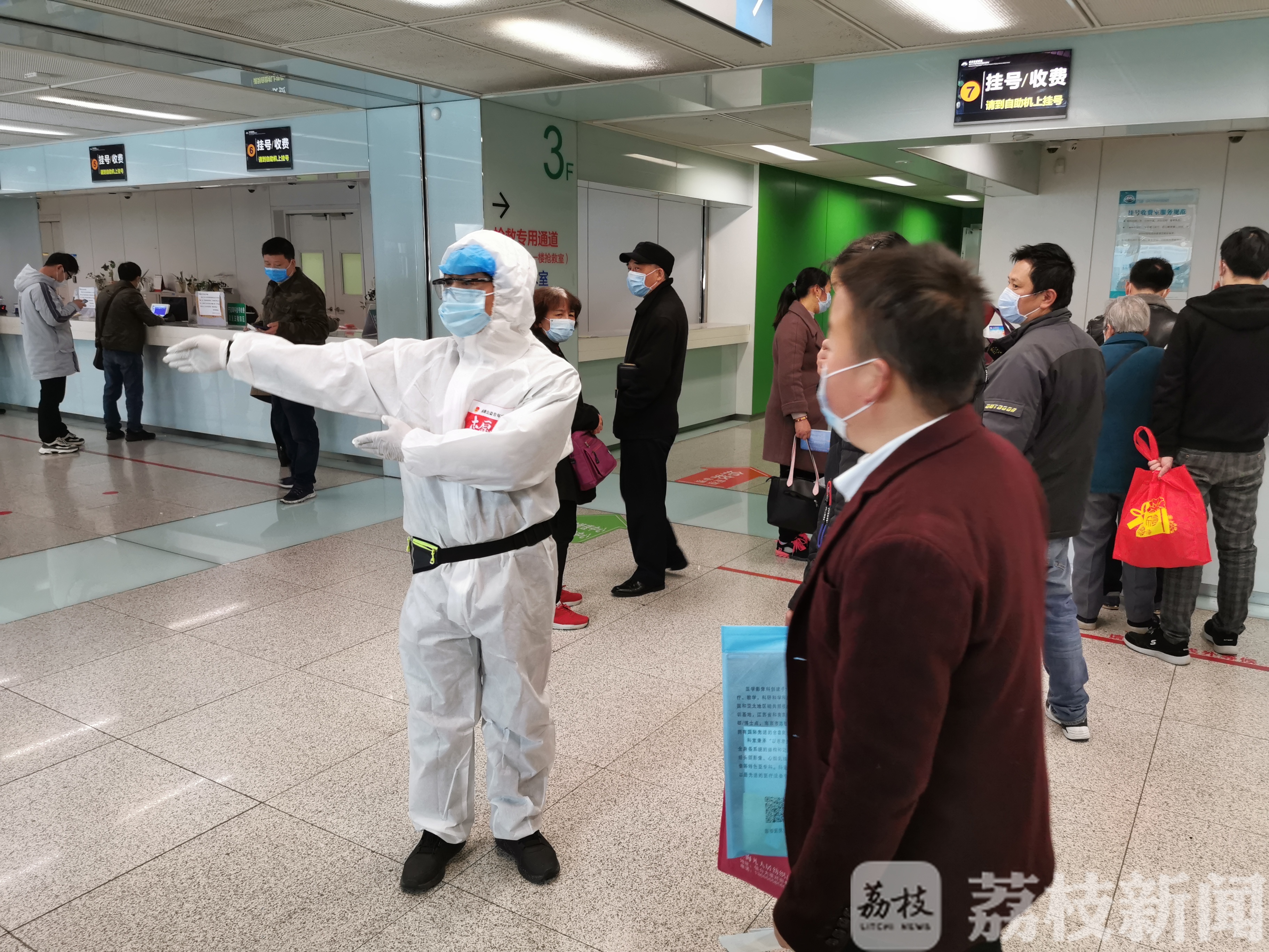 『志愿者』喊话上千遍 仍在坚守的大学生志愿者：每天走3万步