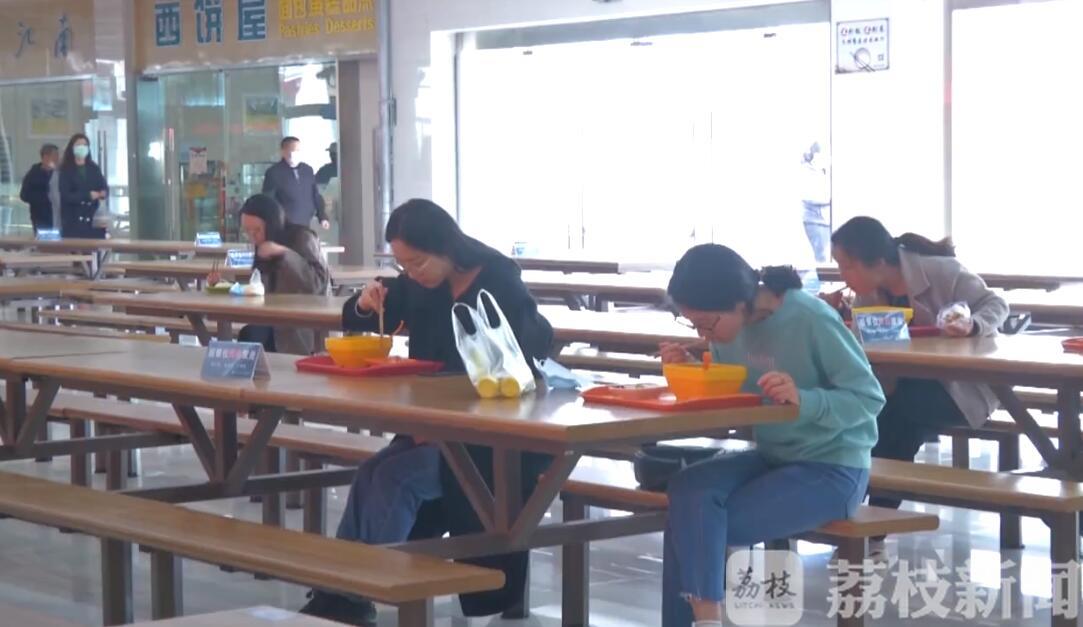学生■这所大学用餐就坐如高考 洗澡需预约 为保障学生健康