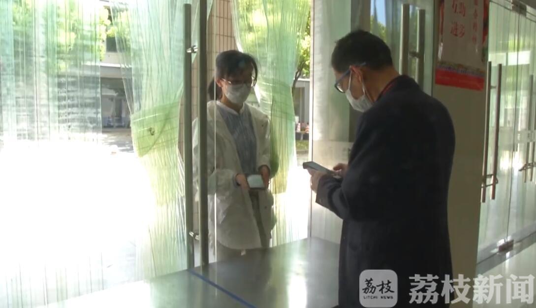 学生■这所大学用餐就坐如高考 洗澡需预约 为保障学生健康