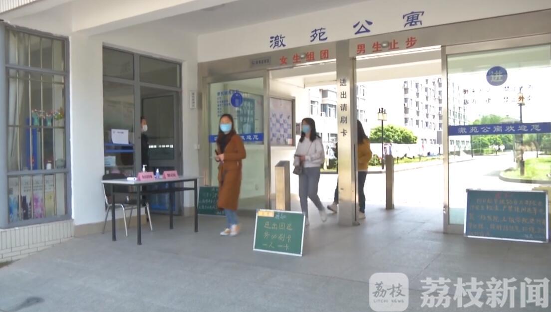 学生■这所大学用餐就坐如高考 洗澡需预约 为保障学生健康