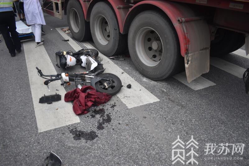 【头盔】 人车被卷大货车车底 骑车未戴头盔玩手机
