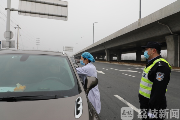 夫妻俩难得“团圆”在除夕   却是在并肩“作战”