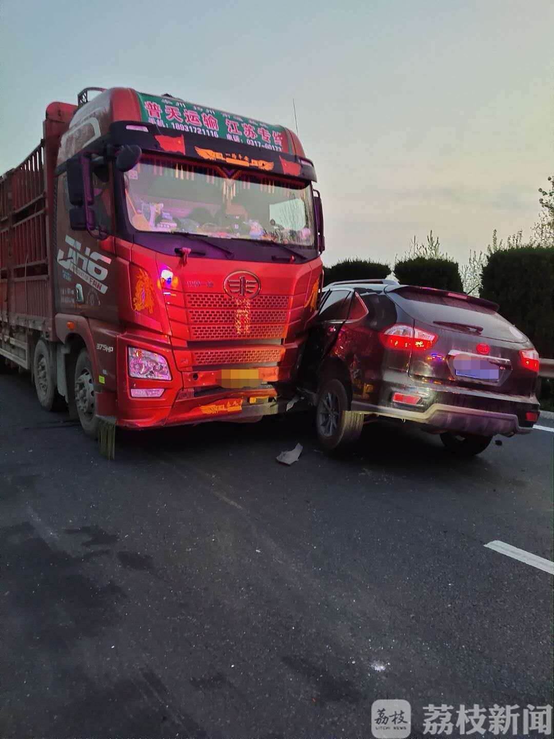 驾车■两口子吵架，妻子负气驾车上高速，差点……