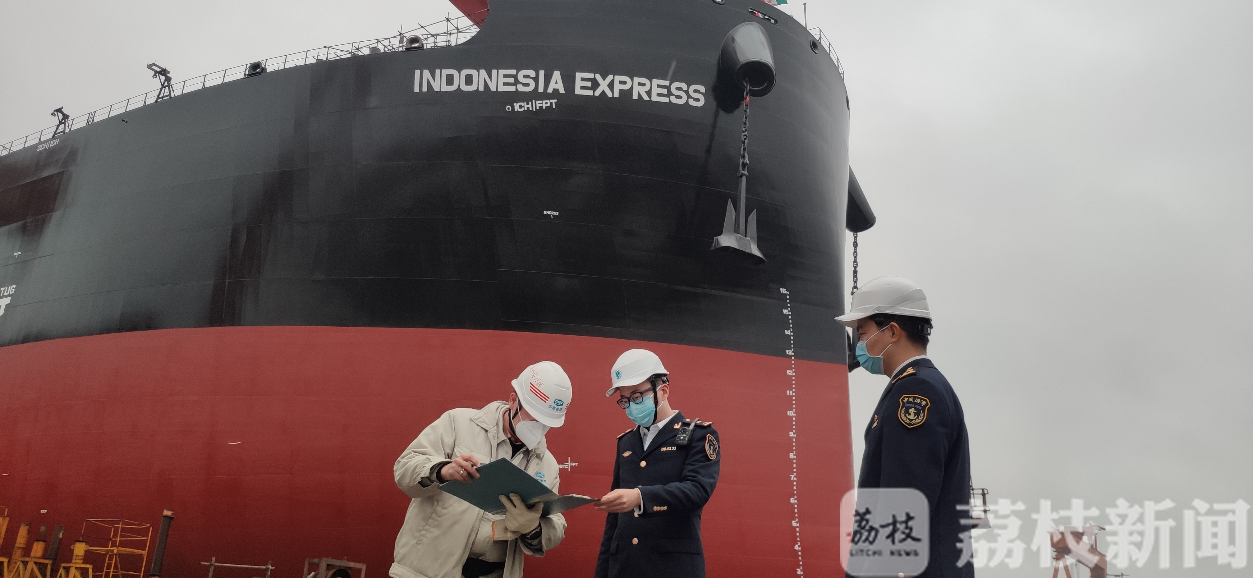 下水■全球最大木屑船在扬州成功下水