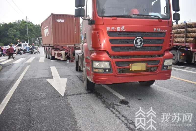 【头盔】 人车被卷大货车车底 骑车未戴头盔玩手机