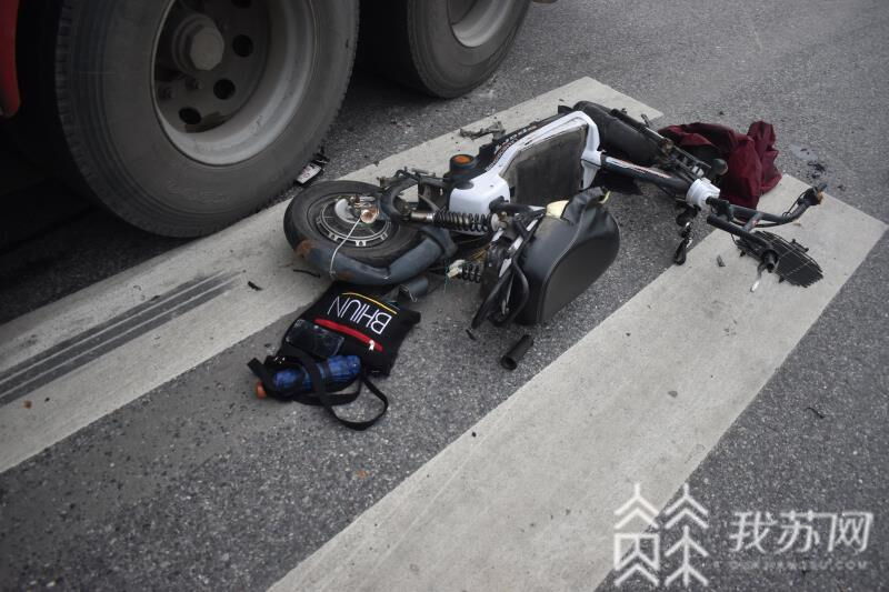 【头盔】 人车被卷大货车车底 骑车未戴头盔玩手机