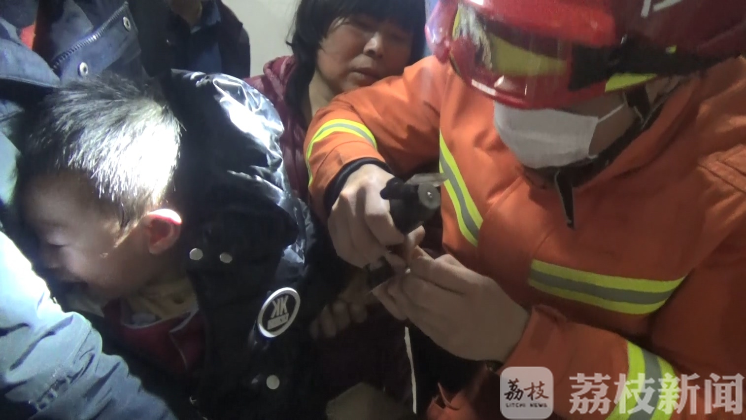 手指：消防员30分钟成功解困 男童贪玩3手指被卡水槽