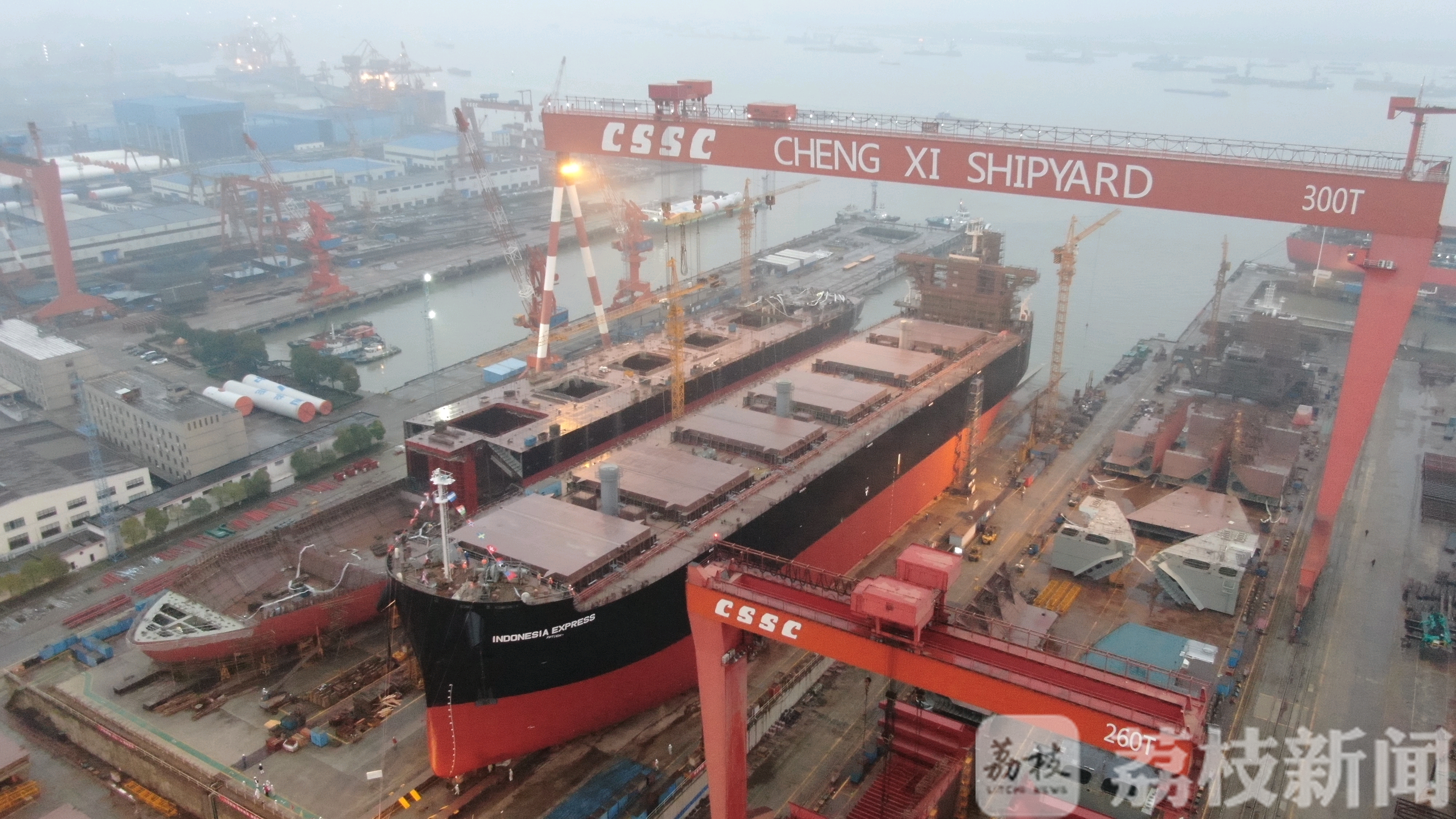 下水■全球最大木屑船在扬州成功下水