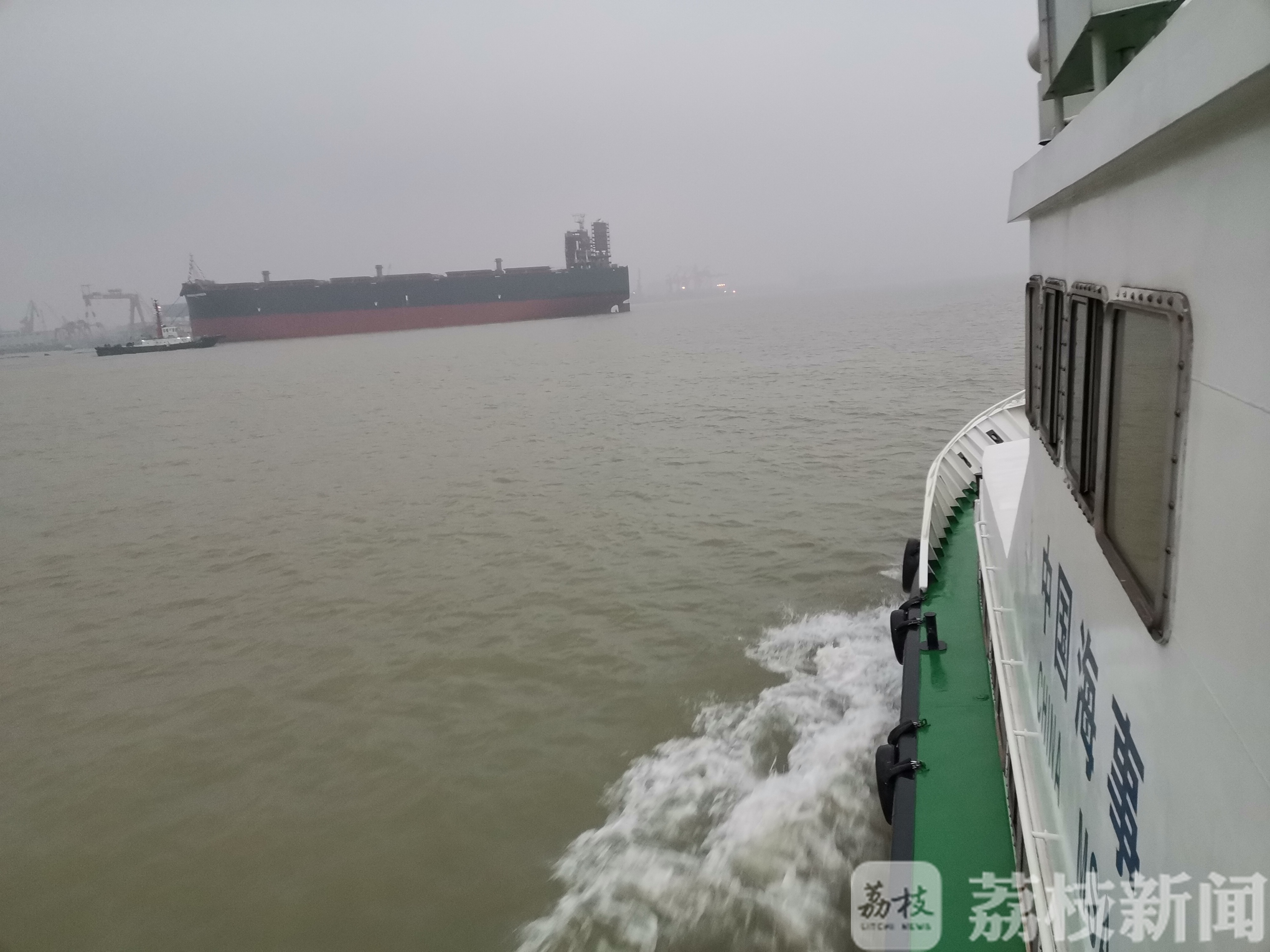 下水■全球最大木屑船在扬州成功下水