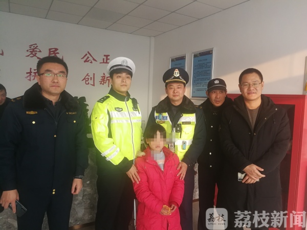 一女童途中走失 扬泰两地交警接力寻找