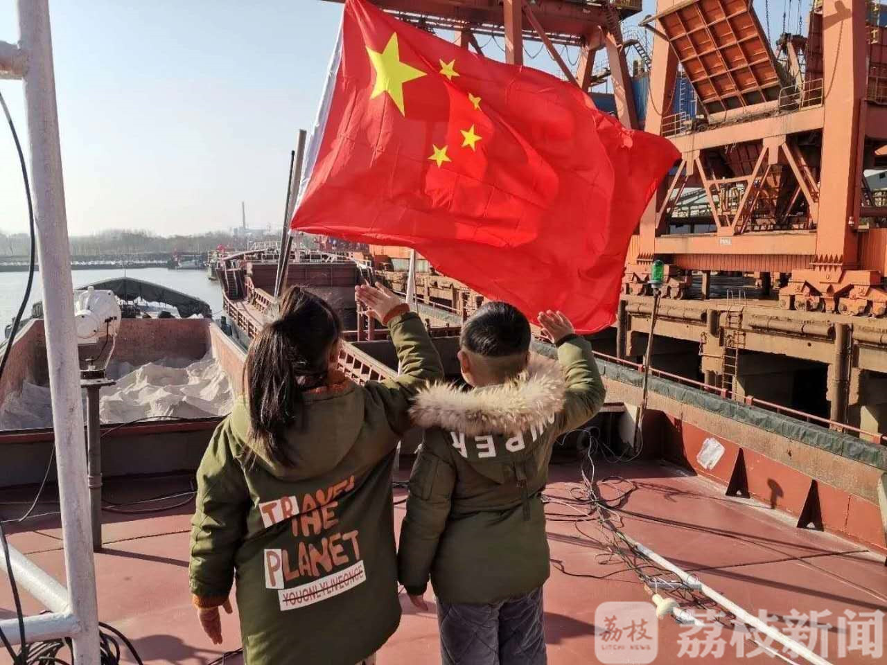 升旗仪式■“北仑8号”船头的甲板上的升旗仪式