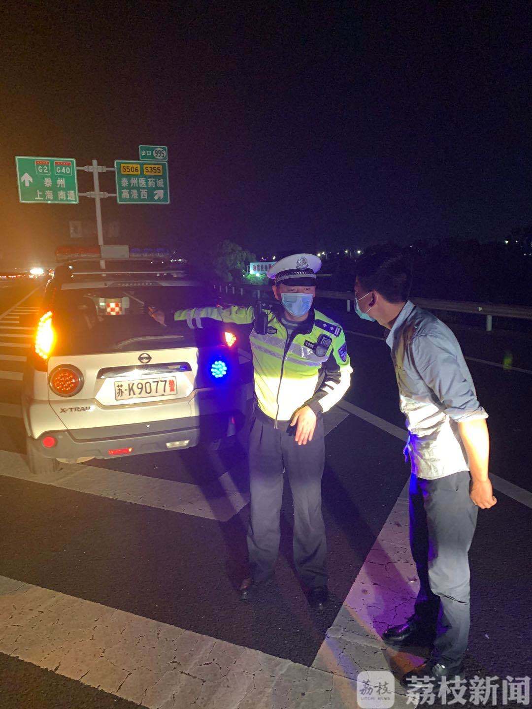 女子@ 扬州高速交警接力开道 路遇车上女子断指求助