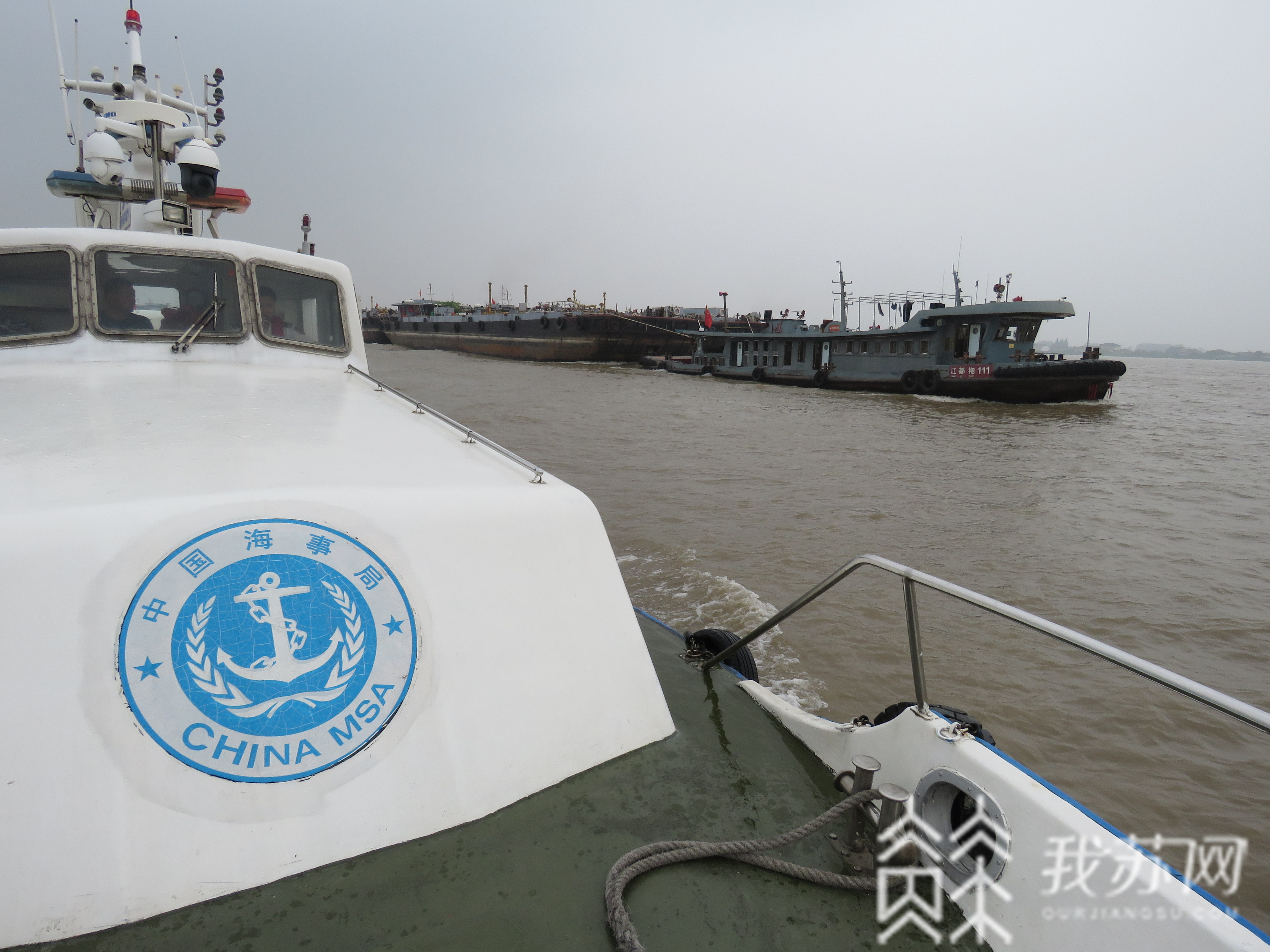 拖船■不顾汛期规定行船，一危险品吊拖船队在扬州水域被查处