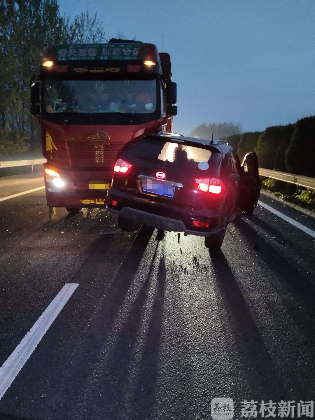 驾车■两口子吵架，妻子负气驾车上高速，差点……