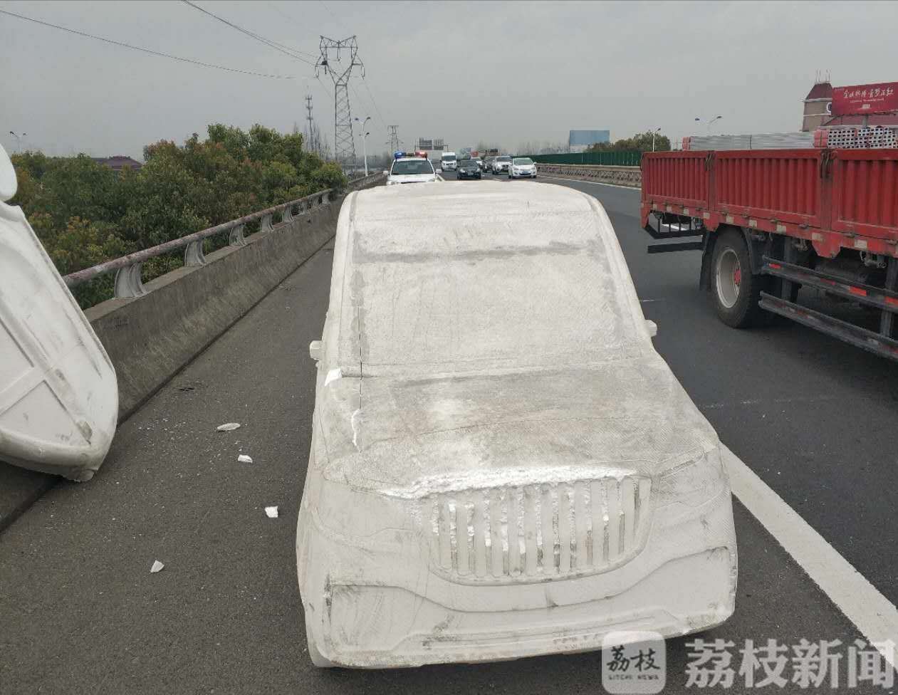 扬州■高速公路上横着一辆“车”，扬州警方找“失主”