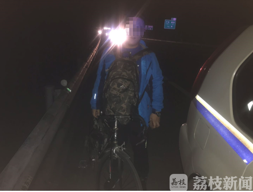 机场■小伙子想骑车去机场，一不小心，上了高速公路……