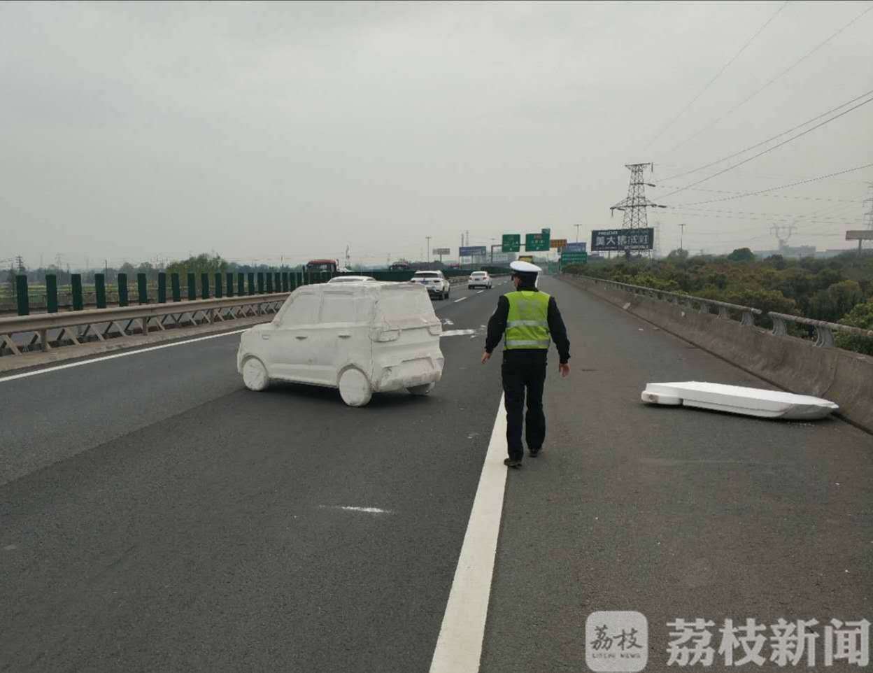 扬州■高速公路上横着一辆“车”，扬州警方找“失主”