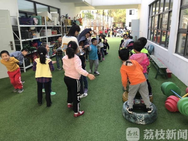 2015年8月,包括高淳区实验小学附属幼儿园在内,高淳区有11所幼儿园从所属小学剥离,走上了独立发展的道路。目前,高淳区实验幼儿园是江苏省课程游戏化改革项目的共建园,也是全国养成教育实验幼儿园,师资力量培养、园本课程建设,是未来发展的重点。 记者了解到,江苏目前共有幼儿园近7000所,其中公办和普惠性民办幼儿园占比达到85%,到2020年,江苏将基本建立幼儿“就近入园”保障制度。高淳区是南京最早试点“划片入园”的区域,高淳区实验幼儿园担负着周边6个