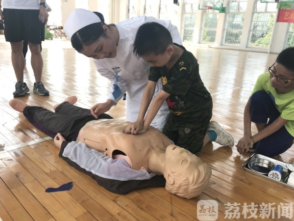 与奥运冠军惠若琪一起打排球!乡村儿童体验“不一YOUNG的体育课”