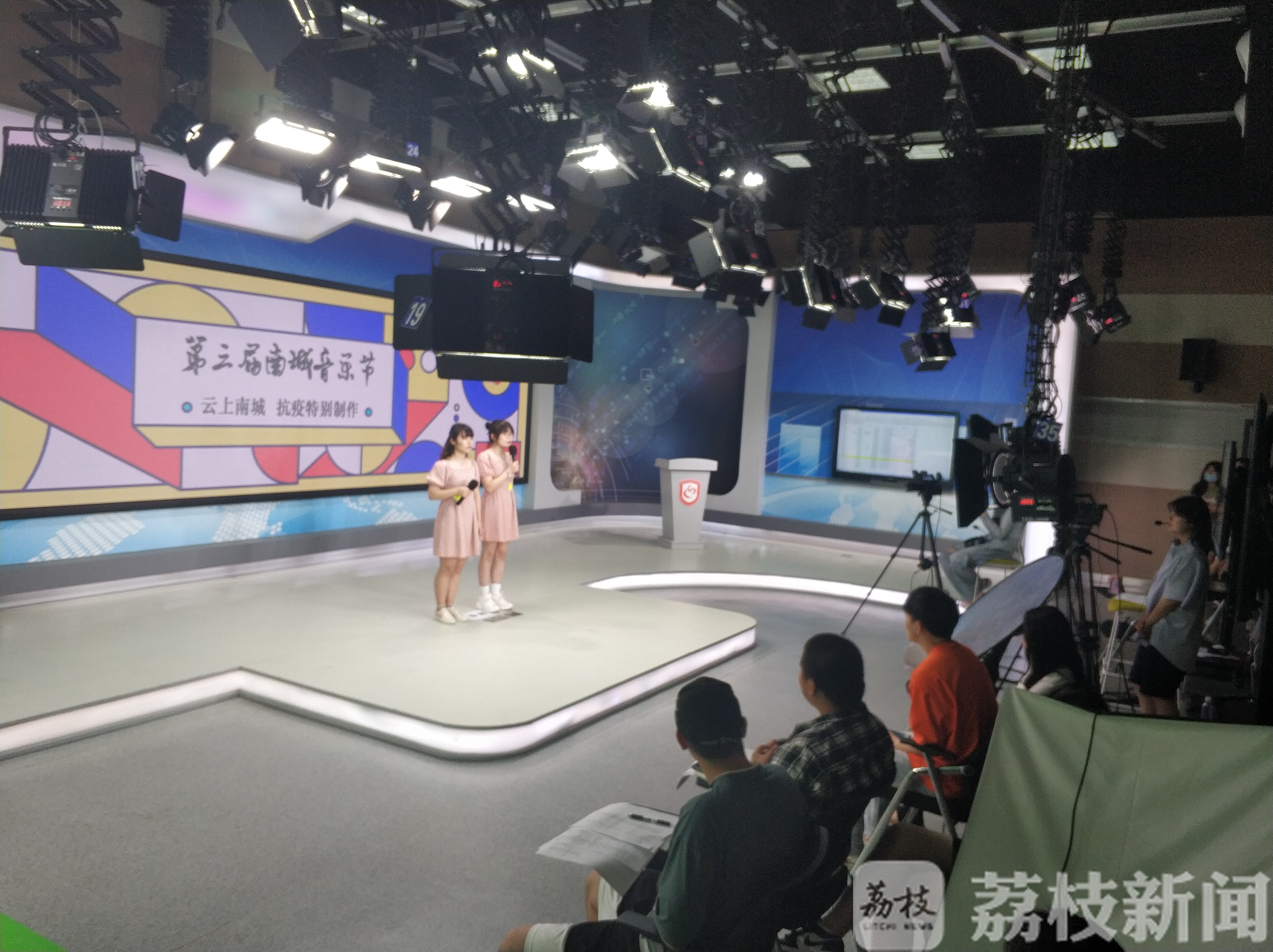 『音乐节』这个学校的音乐节花样多 留学生云参赛，情侣台上撒狗粮