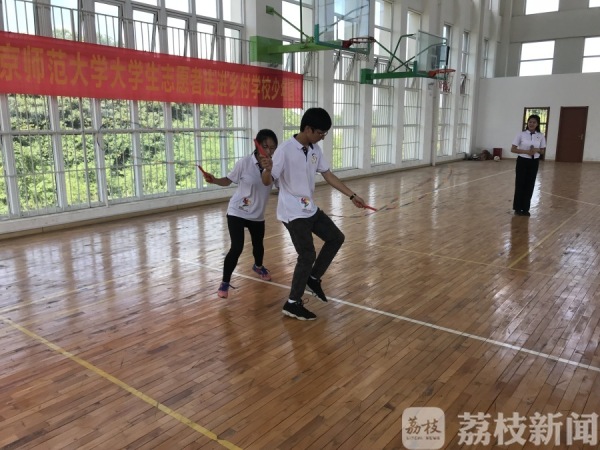 与奥运冠军惠若琪一起打排球!乡村儿童体验“不一YOUNG的体育课”