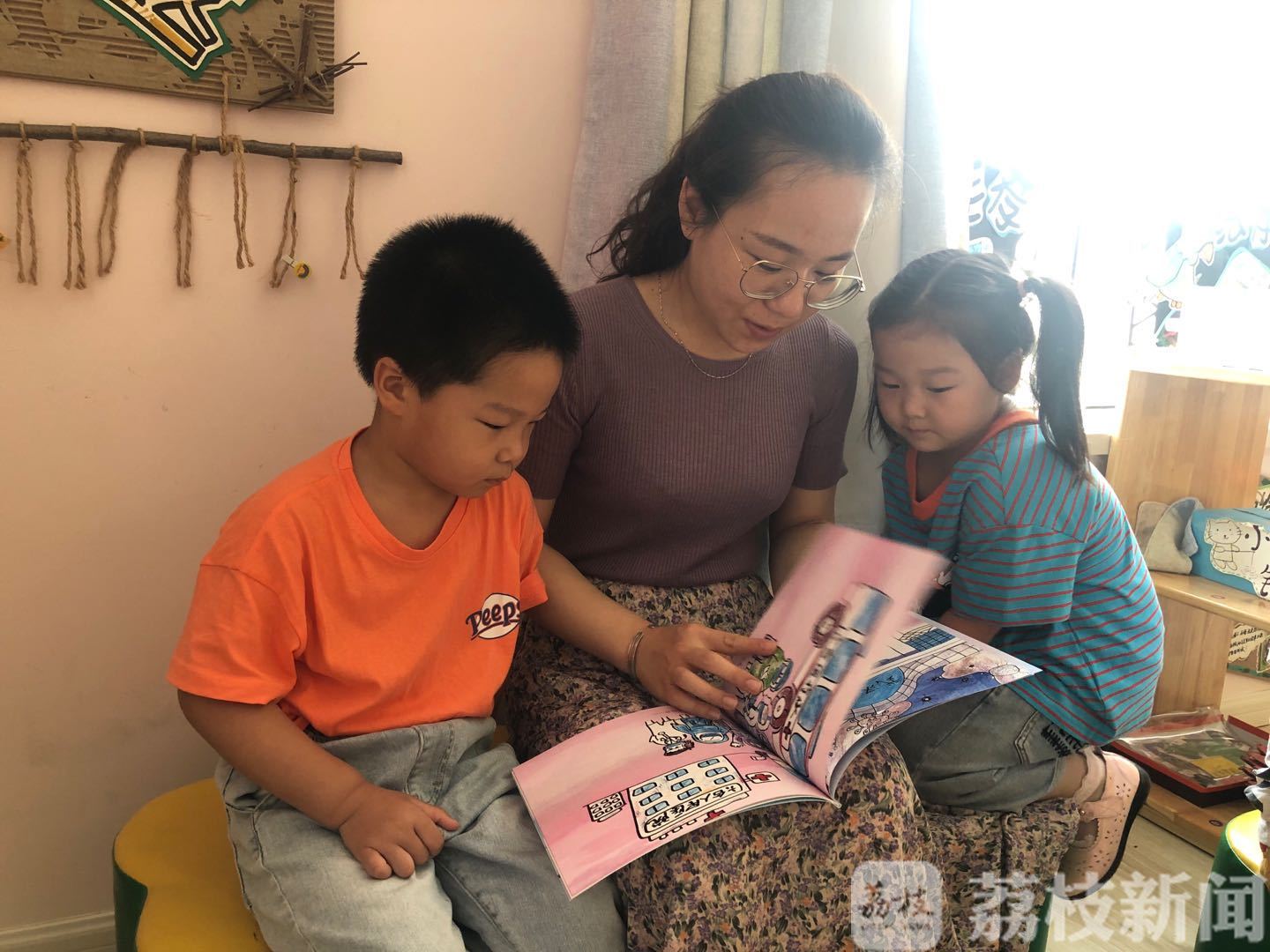 『妈妈』主角是同学妈妈 特殊的儿童节礼物：老师画的绘本
