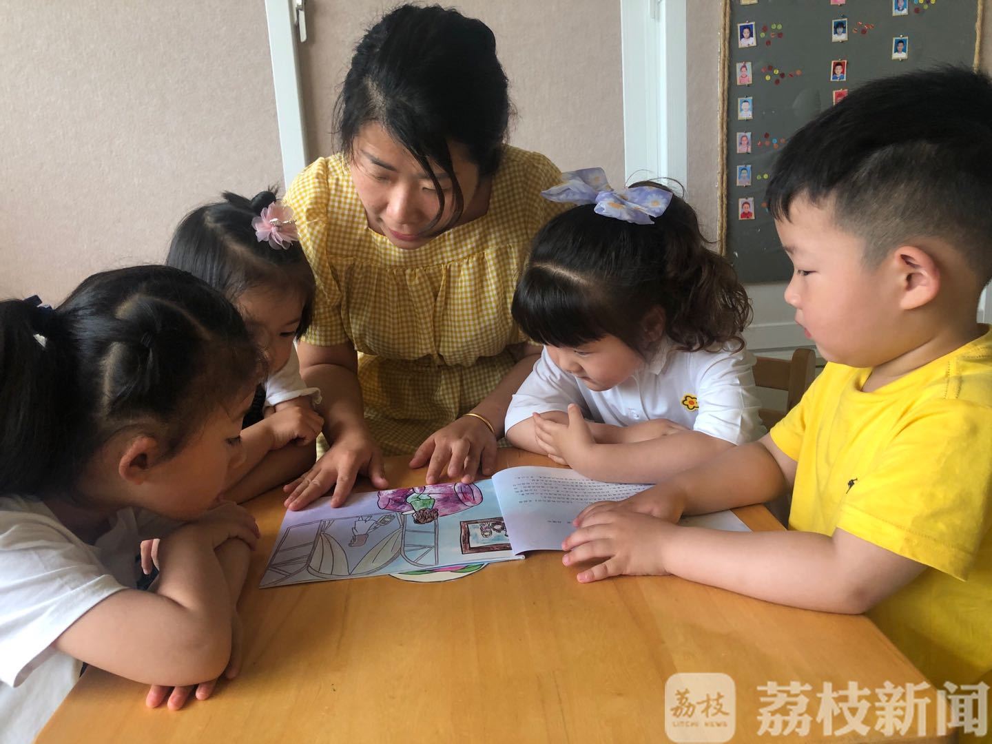 『妈妈』主角是同学妈妈 特殊的儿童节礼物：老师画的绘本