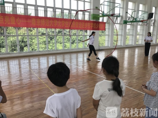 与奥运冠军惠若琪一起打排球!乡村儿童体验“不一YOUNG的体育课”