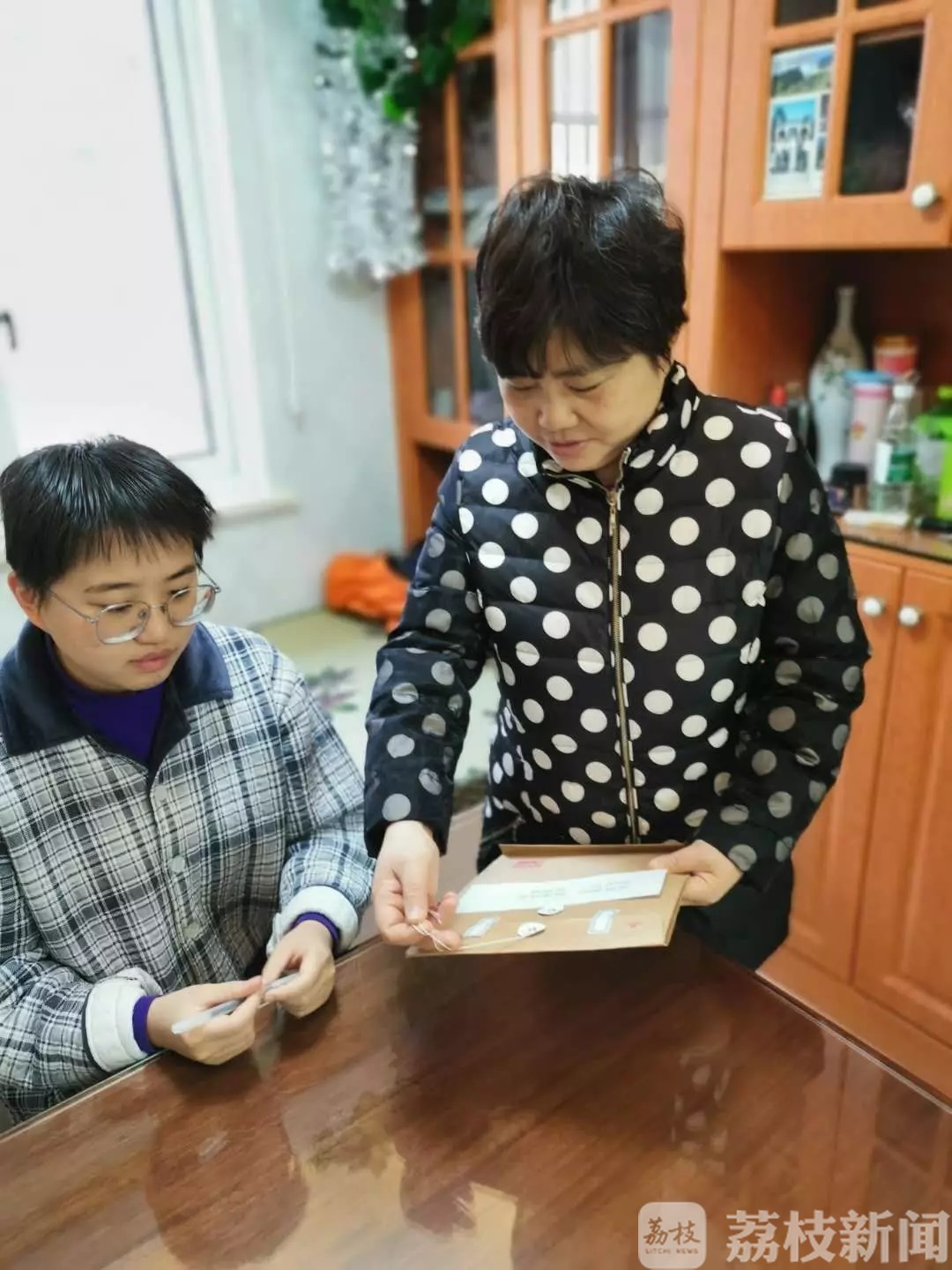 考试■家庭监考员上阵！在线学习一个多月，是时候来场“云考试”了……