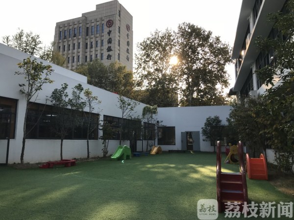 2015年8月,包括高淳区实验小学附属幼儿园在内,高淳区有11所幼儿园从所属小学剥离,走上了独立发展的道路。目前,高淳区实验幼儿园是江苏省课程游戏化改革项目的共建园,也是全国养成教育实验幼儿园,师资力量培养、园本课程建设,是未来发展的重点。 记者了解到,江苏目前共有幼儿园近7000所,其中公办和普惠性民办幼儿园占比达到85%,到2020年,江苏将基本建立幼儿“就近入园”保障制度。高淳区是南京最早试点“划片入园”的区域,高淳区实验幼儿园担负着周边6个