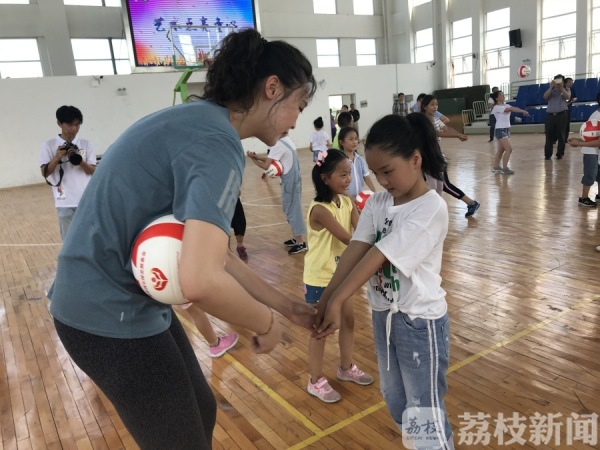 与奥运冠军惠若琪一起打排球!乡村儿童体验“不一YOUNG的体育课”