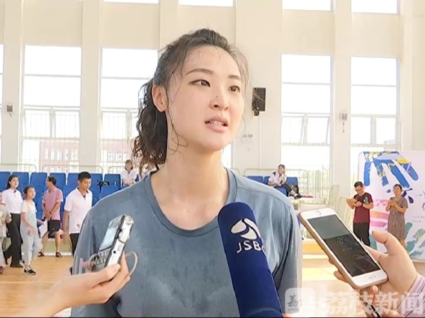 与奥运冠军惠若琪一起打排球!乡村儿童体验“不一YOUNG的体育课”