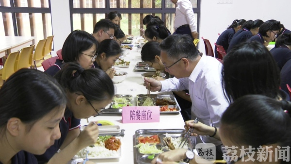 舌尖“十道关” 车库治拥堵 苏州：平安校园用细节让家长满意