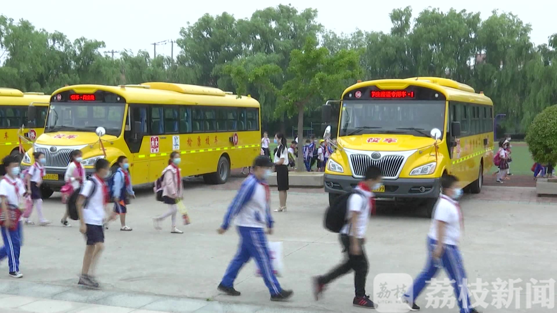 校车■赣榆打造“零补贴”校车模式 确保学生安全出行