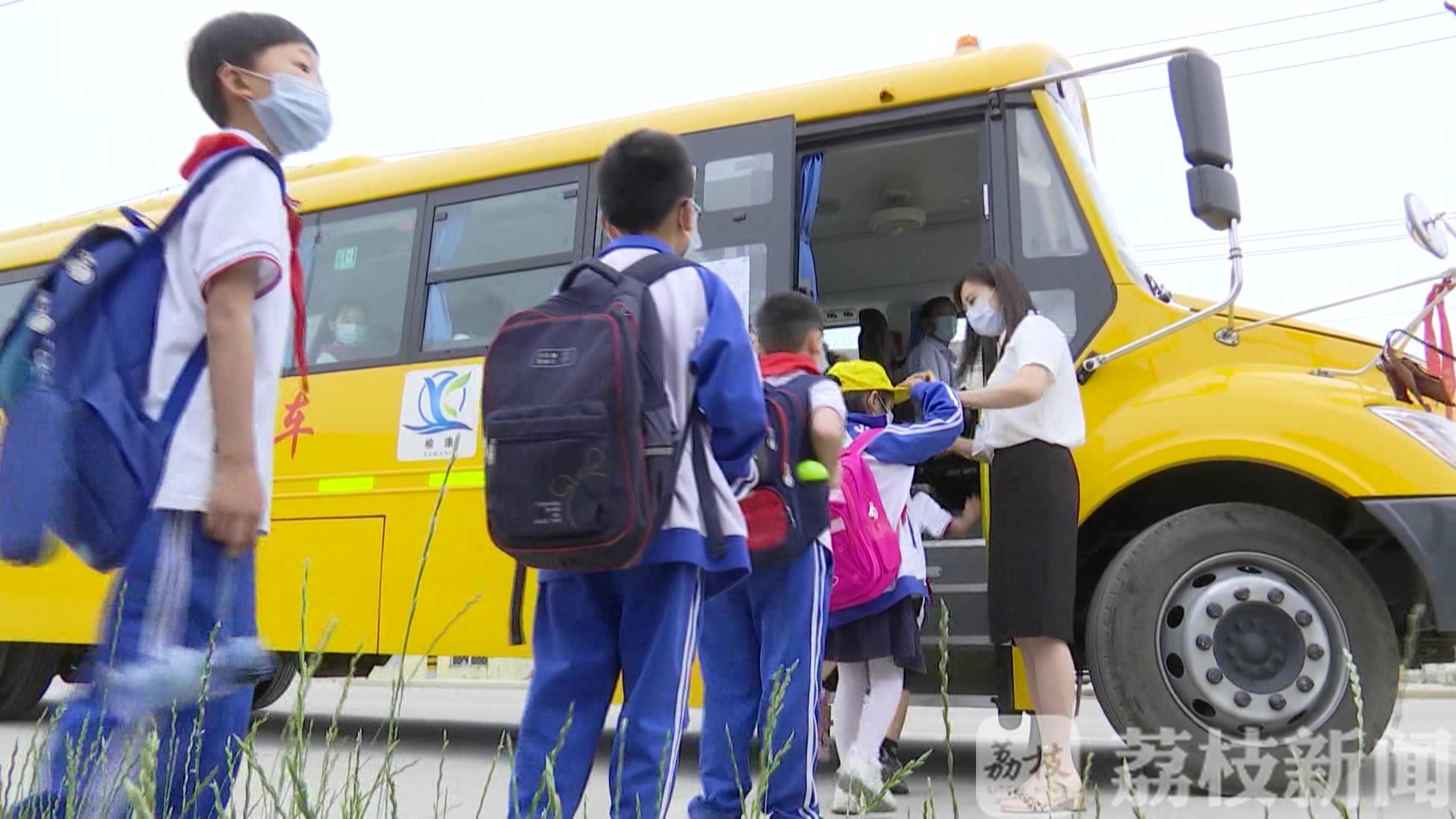 校车■赣榆打造“零补贴”校车模式 确保学生安全出行