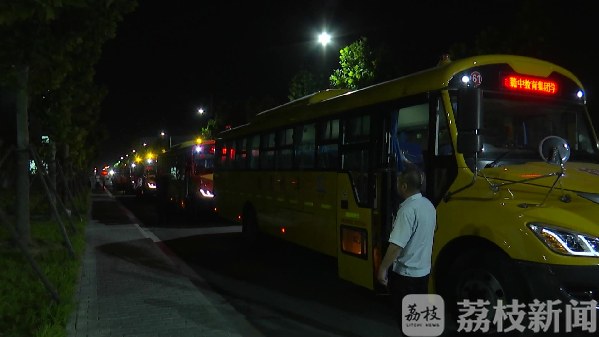 校车■赣榆打造“零补贴”校车模式 确保学生安全出行