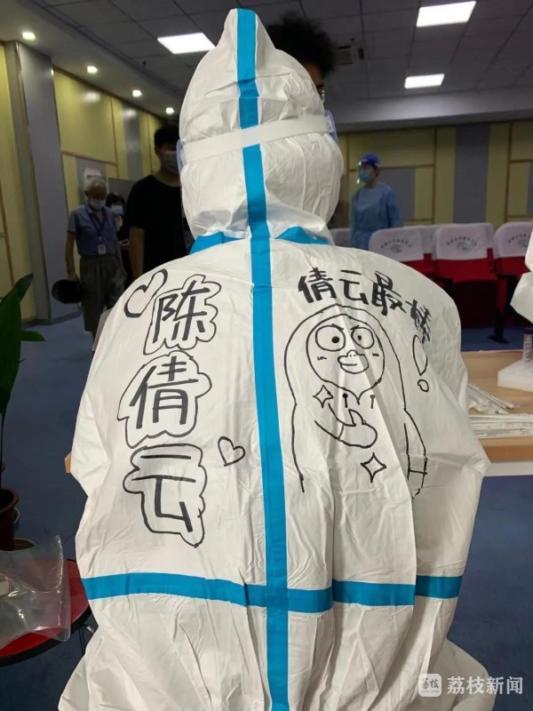 可爱萌萌哒的"防护服画" 穿上"定制"防护服 抗疫更有