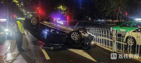 雷火电竞雨夜驾车忘记除雾开车灯 撞倒护栏后侧翻(图2)