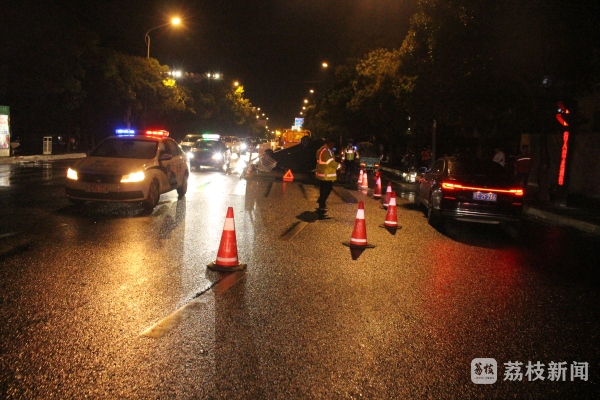 雷火电竞雨夜驾车忘记除雾开车灯 撞倒护栏后侧翻(图4)