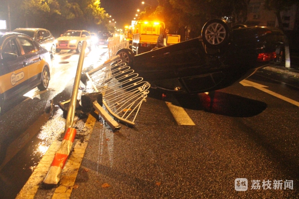 雷火电竞雨夜驾车忘记除雾开车灯 撞倒护栏后侧翻