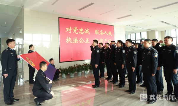 GA黄金甲提供法律咨询 互动答疑 盐城边检民警开展“警察节”主题普法宣传活动(图1)