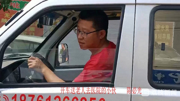 老人街头跌倒受伤救不救？小伙用行动做出了回